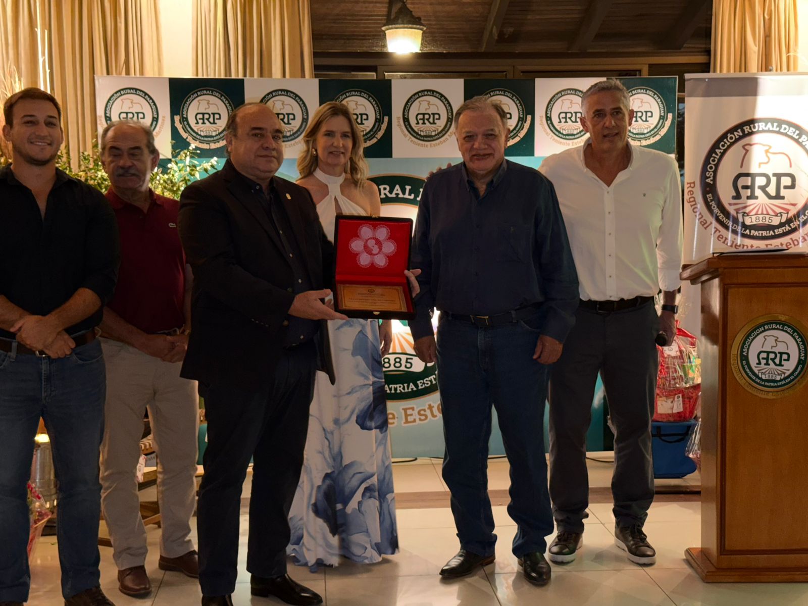 Cardozo recibiendo el premio en representación de su mamá.